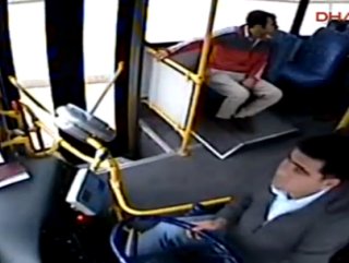 Adana’da yolcu otobüs şoförü’nü tehdit etti