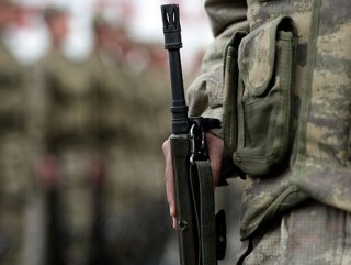 İzmir’de asker cinnet geçirdi 2 askeri vurdu.